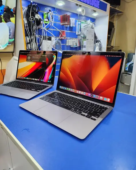 MacBook Pro Touchbar 2019 i9 SSD 1 téra  Ram 32 gb facture plus garantie livraison 2000