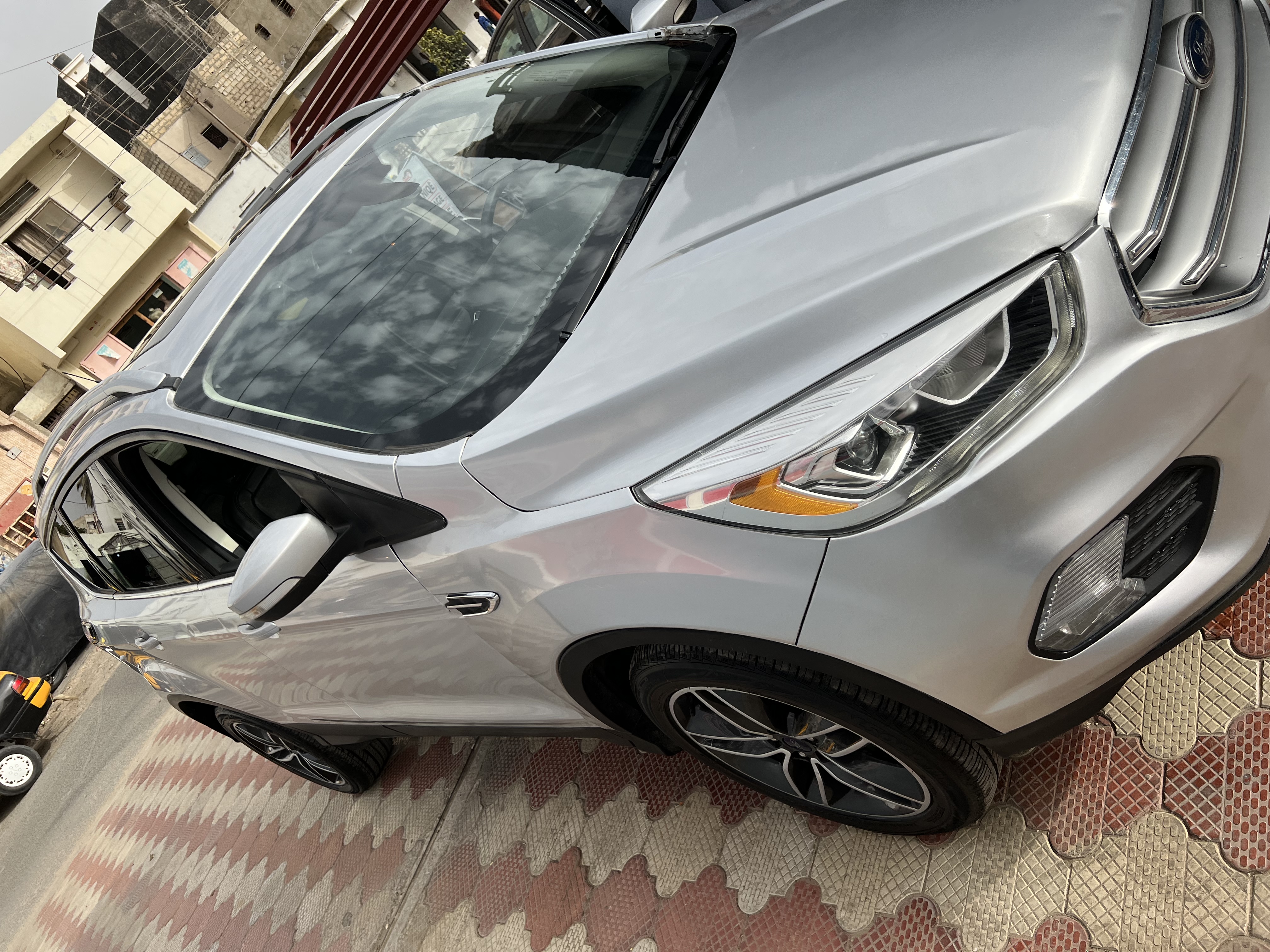 Ford Escape titanium 2017 Ford Escape titanium 2017 ( 4WD) full option nouveau model intérieur cuir noir très propre grand écran Sony double toit panoramique commande au volant vitre électrique automatique essence kilométrage 51miles venant des usa déjà dédouané