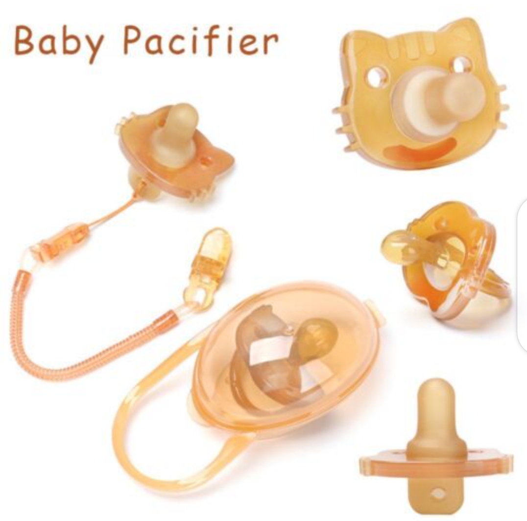TETINE AVEC BOX Une tétine en silicone souple avec attache ludique, pratique pour éviter la bouche ouverte et pour masser les gencives de bébé.