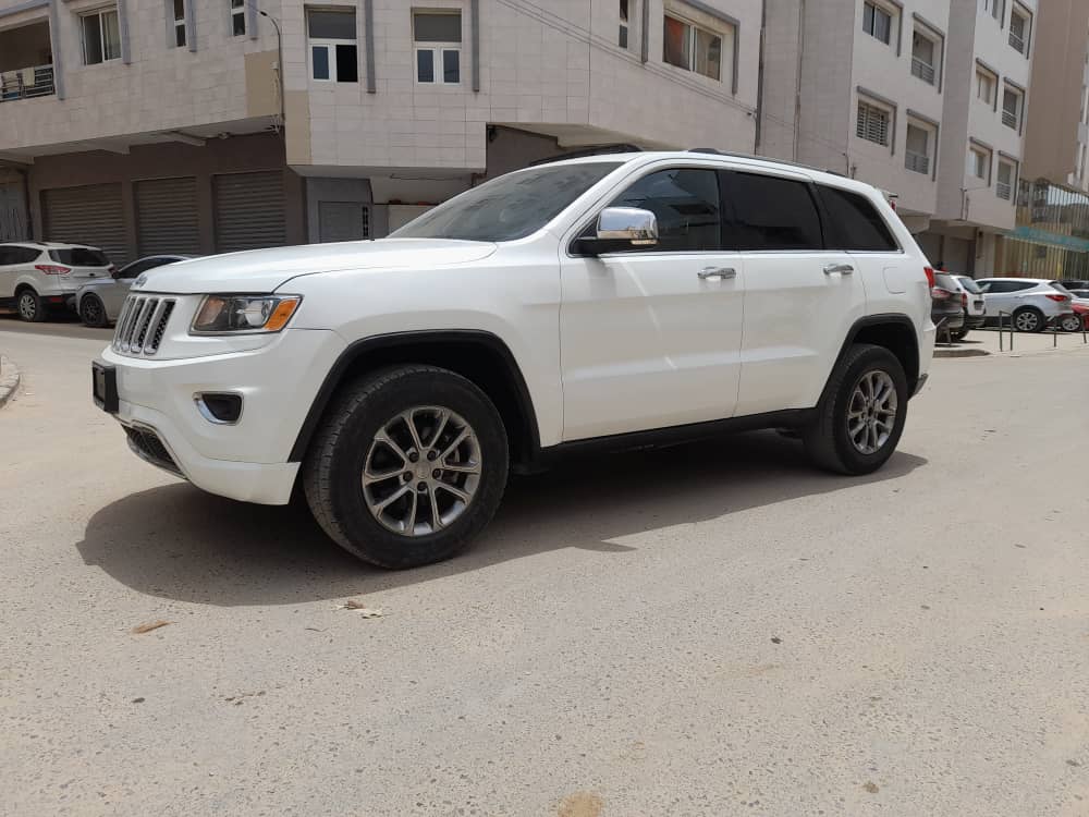 Jeep Grand Cherokee Année 2014 Jeep Grand Cherokee 
ANNEE 2014
full option intérieure cuire toit ouvrant clé let