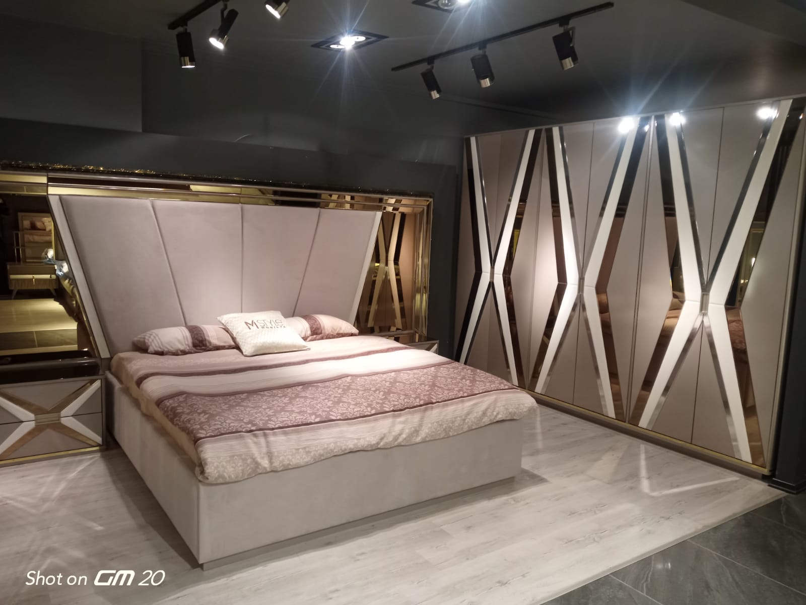 Chambres à coucher de Turque Des chambres a coucher Turque disponibles en plusieurs modèles.
Livraison + montage gratuit dans la ville de Dakar.
Veuillez nous contacter pour plus d