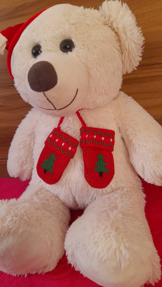 Teddy Joyeux Noël  Belle peluche ours avec sa douce couleur blanche de 50cm de hauteur pour vous souhaiter une joyeuse fête de noël et pour enjoliver votre intérieur, avec son joli bonnet de père noël et son sublime noeud imprimé de motifs de sapin et de flocons de neiges vous allez l