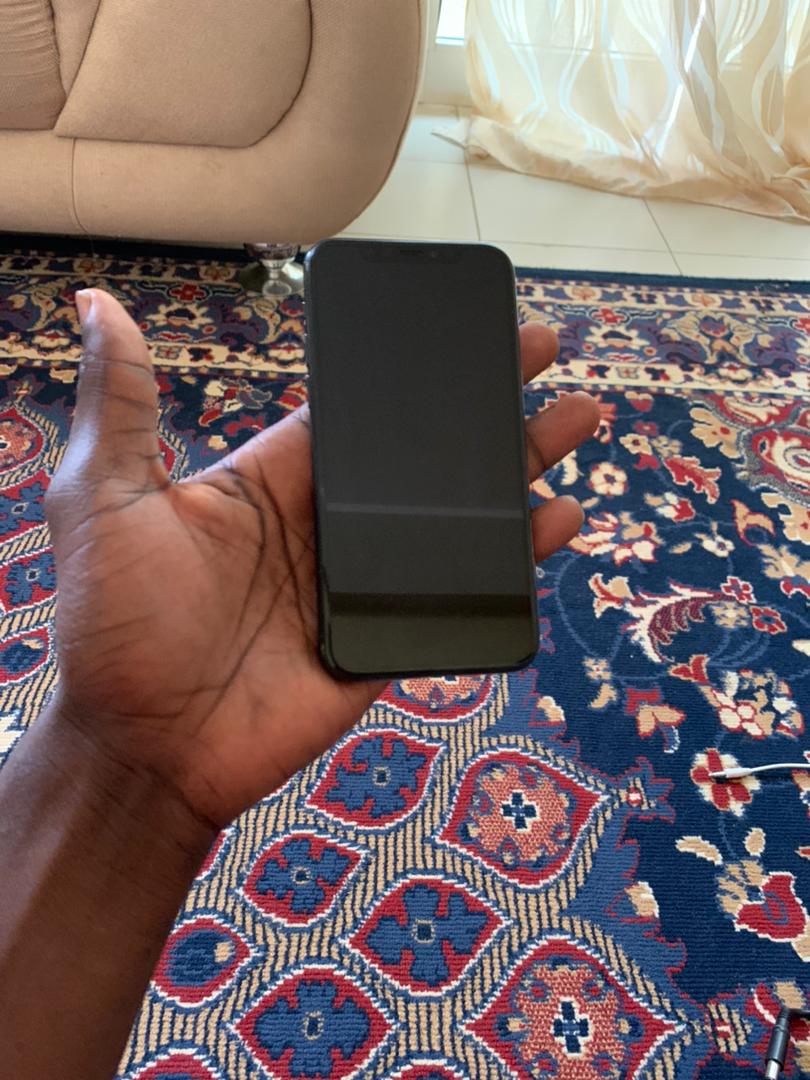 iPhone 11 Pro iPhone 11 Pro
Stockage 64gb 
État batterie 86
Face ID ✅ 
True Tones ✅ 
Parfait état. Sans fissure ni rayure 
Jamais utilisé au Sénégal
