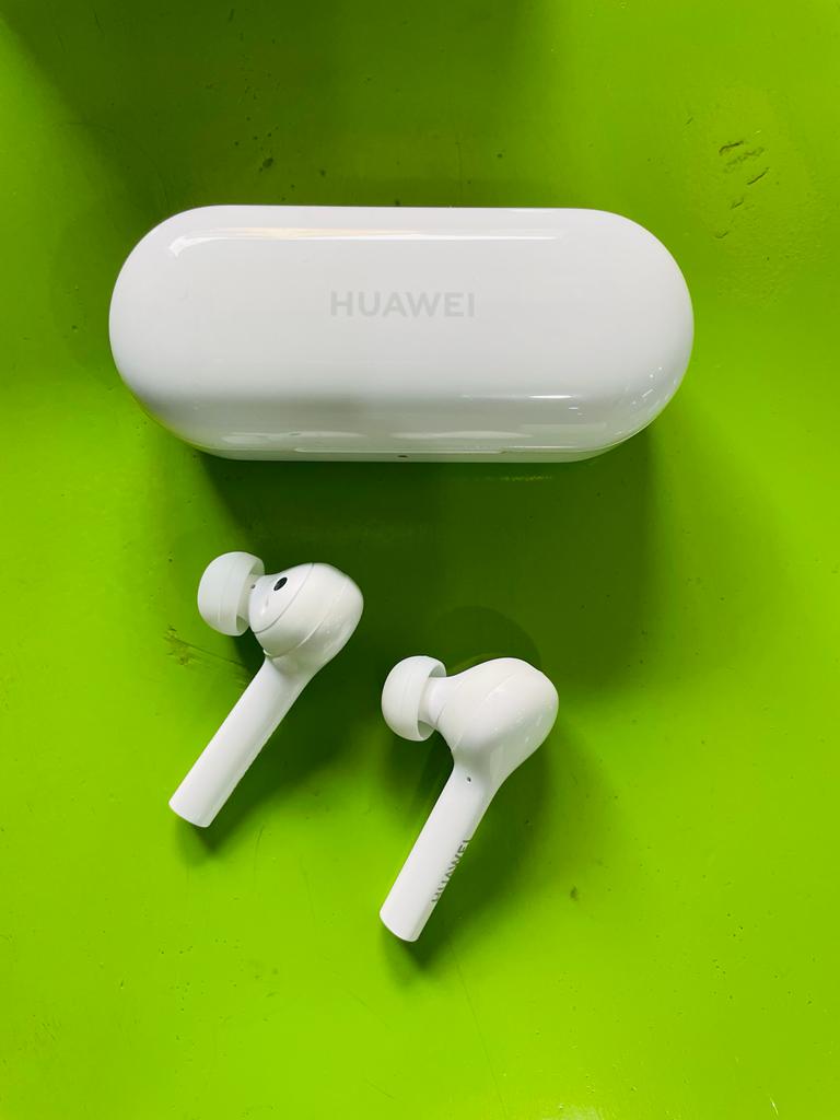 Huawei Freebuds Lite  Huawei Freebuds Lite ORIGINAL 
Autonomie 12 heures 
Tactile 
Voix claire 