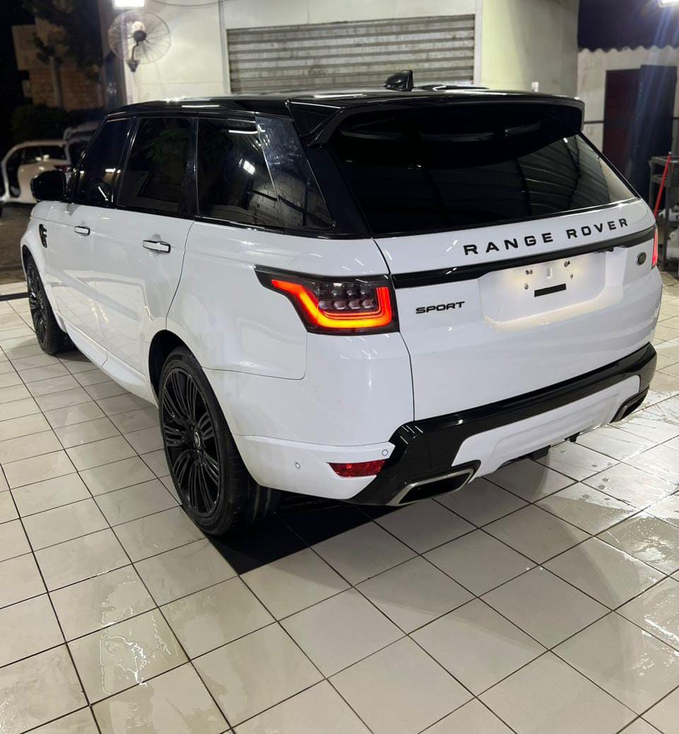 Range Rover Sport R Dynamic 2018 Range Rover Sport R Dynamic 2018.                                  ..........................................clean title. Avec un Interieur en cuire bi-ton de couleur beige et noire,  nous y retrouvons un double toit panoramique et ouvrant, 2 écrans tactiles, des radars et détecteurs d’obstacles, une caméra arrière, un mini réfrigérateur pour garder au frais votre boisson. Au volant nous retrouvons des commandes tactiles, le drive assist et les palettes qui permettent de passer une rapport ou de rétrograder. Ce SUV dispose d’un moteur à essence V6 accompagné d’une transmission automatique et séquentielle à 8 rapports. 
                                         Prix: 55.000.000 FCFA             *"*********************Pour Avoir plus d