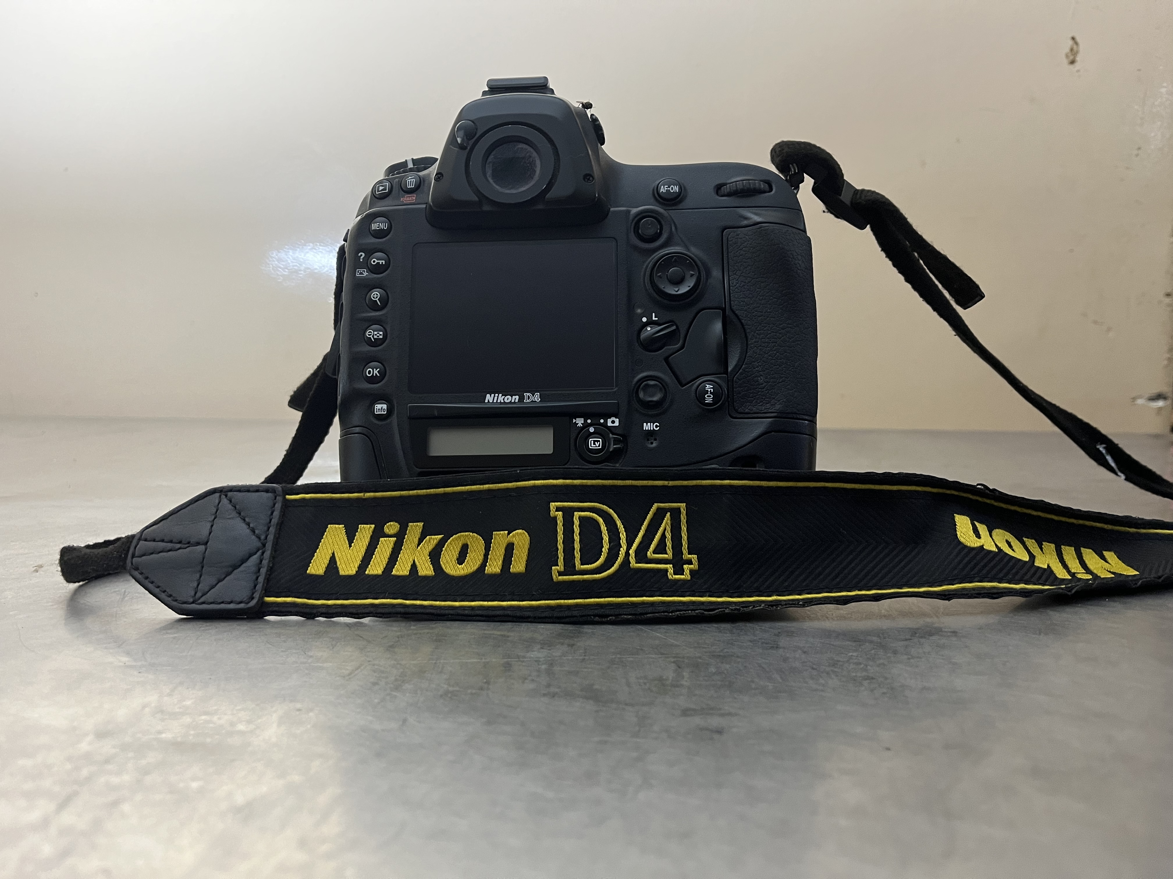 Nikon D4 Je vends un super nikon D4 dans sa boîte avec tous les accessoires. L’appareil vient de France et est dans un état parfait.
Contactez moi au 778703460.