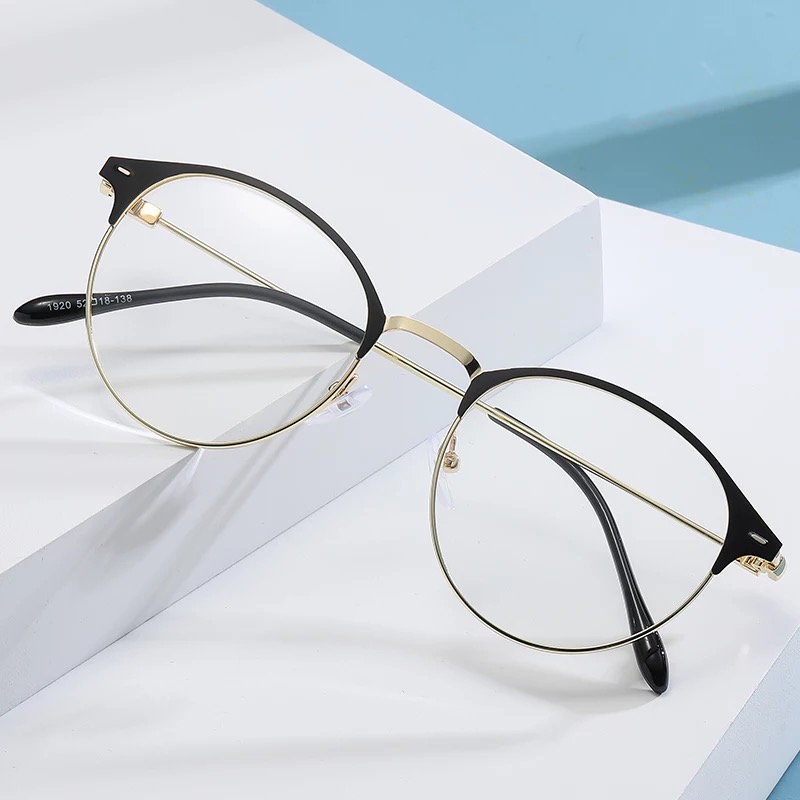 lunette photochromique ⭐⭐⭐⭐⭐4.8/05 
Ces lunettes de protections photochromiques sont exceptionnelles.
