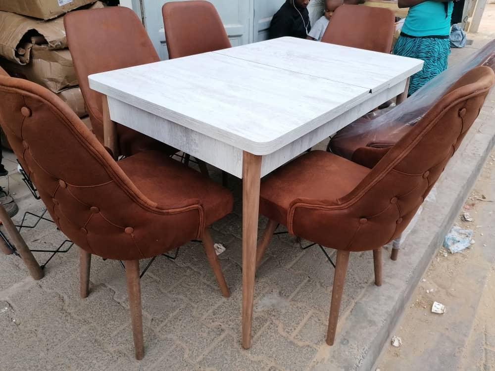 Table à manger Table à manger extensible de 6 chaises à vendre venant de Turquie.
 Livraison et montage gratuits.