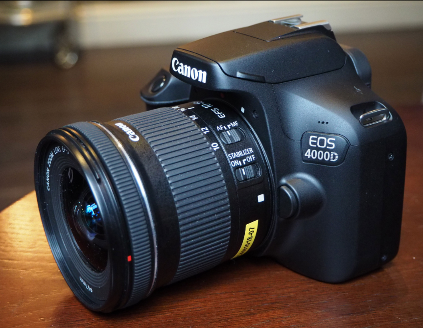 Canon EOS 4000d Je vends mon appareil photo dslr Canon EOS 4000d. Très maniable adéquat pour des photos et vidéos.