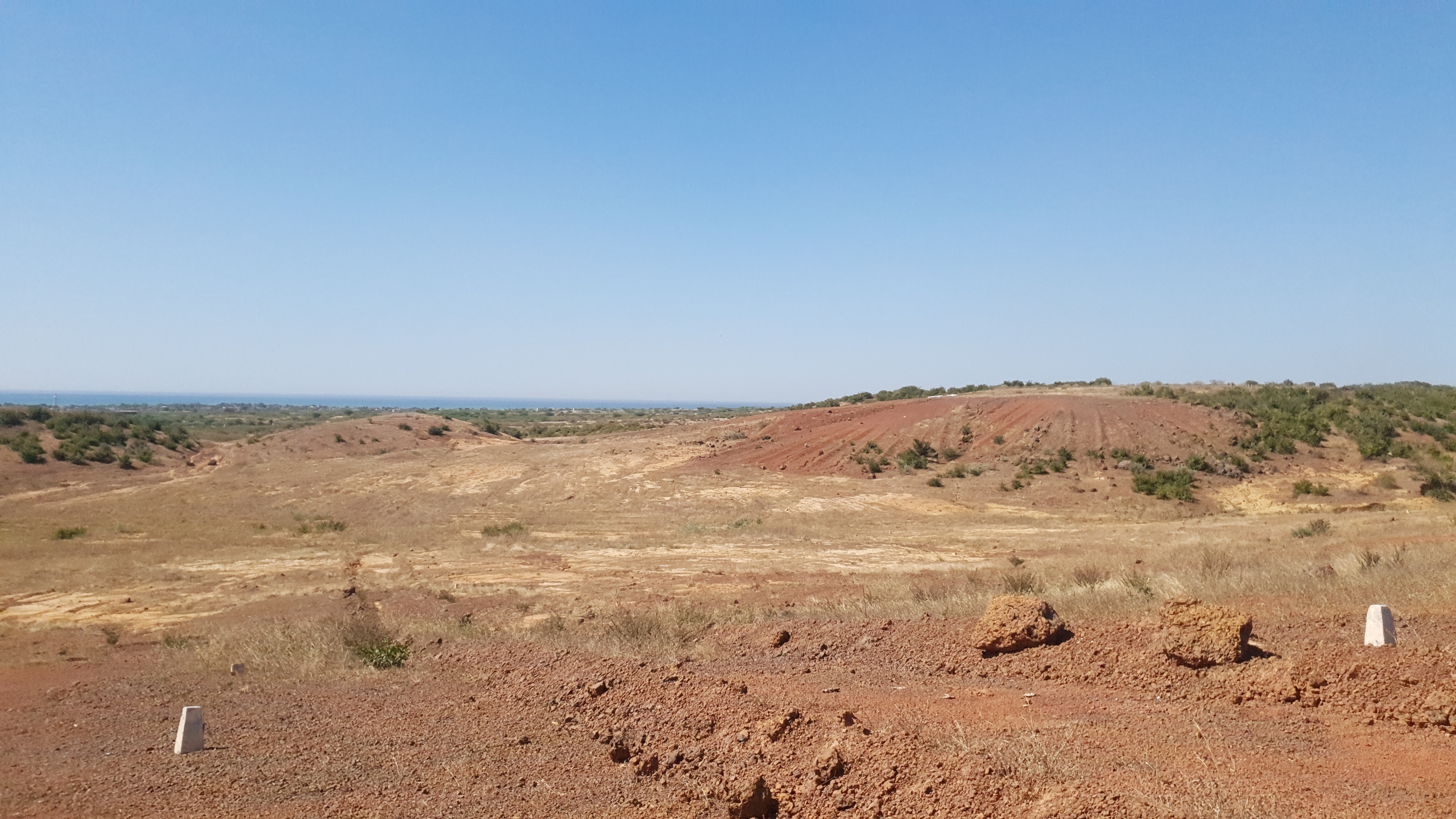Terrain à Ndayane  le projet est un lotissement de 43 ha qui se fera par phase actuellement nous en sommes à la 2 eme phase avec des parcelles de 150m2 avec TITRE BAIL situé dans la région de Thiès sur la commune de POPENGUINE NDAYANE accessible par la sortie 14 de l