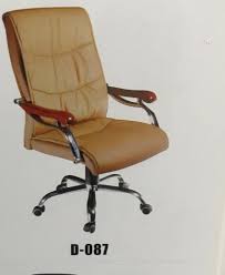 Differents types de Chaise De Bureau - Pivotante - Confortable - Noir. Bonjour, Nous vendons des chaises de bureau de types différents et de très bonne qualité. Très solide et aussi bonnes pour le dos. Le prix varie entre 35000f et  77000f selon le modèle et y compris la livraison.  Tel/whatsapp: 775657171