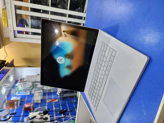 Surface book 2 i7 détachable NVIDIA GTX 1060 6 gb  Surface book 2 core i7 de 8em génération disque ssd 1tb ram 16go écran 15pouces full hd clavier rétro-éclairé carte graphique nvidia GTx 1060 de 6go dédiée.
écran tactile utilisable comme tablette. Facture plus garantie livraison 2000