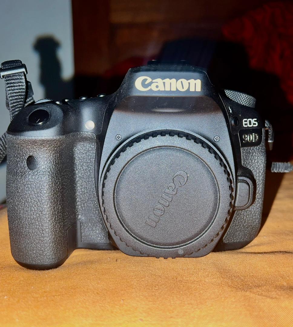 Canon 90D ✅CANON 90D 
Mégapixels - 32,5
Vidéo - 4K
Objectif - 18-55mm
 Ecran tactile 360 degrés 
Toute propre
Prix 850.000 F 