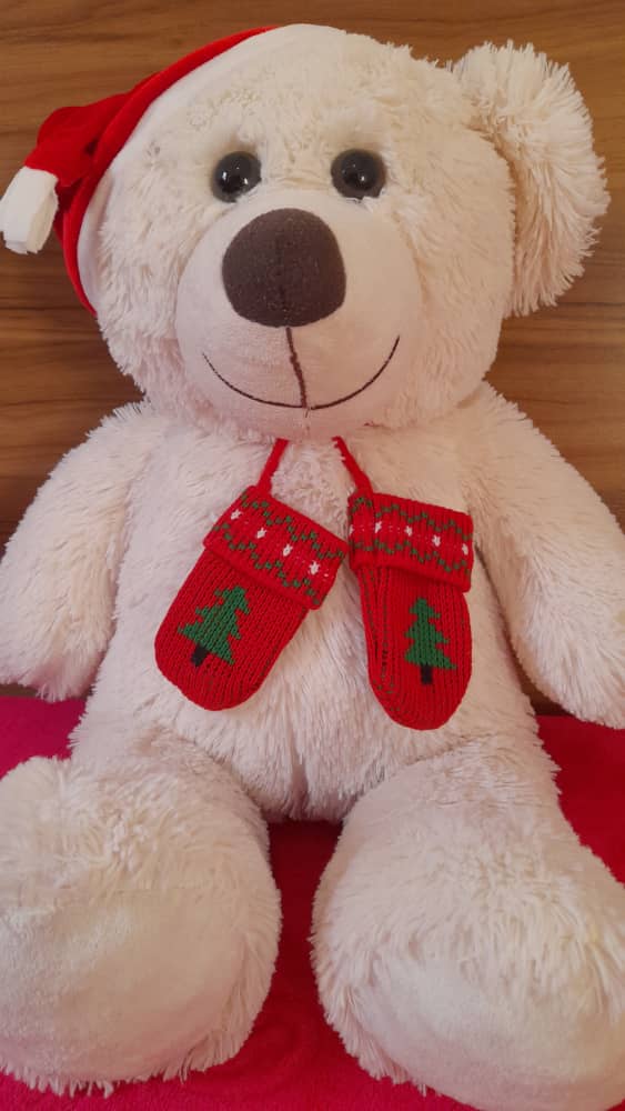 Teddy Joyeux Noël  Belle peluche ours avec sa douce couleur blanche de 50cm de hauteur pour vous souhaiter une joyeuse fête de noël et pour enjoliver votre intérieur, avec son joli bonnet de père noël et son sublime noeud imprimé de motifs de sapin et de flocons de neiges vous allez l