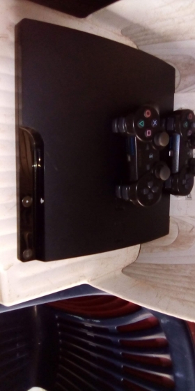 PS3 SLIM avec 1 manette et 10 jeux