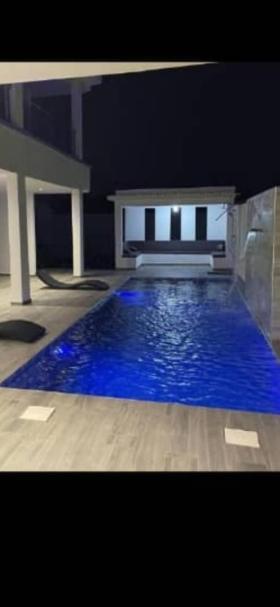 Villa meublée à louer à Saly Villa à louer sur Saly
 Elle est composée de:
05 chambres avec salle de bain chacune
toutes les pièces sont climatisées
03 cuisines
Une piscine
Un jardin
barbecue
Bon pour vos vacances, séjour ou week-ends en famille ou entre amis

