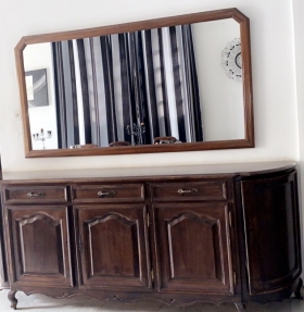 Bahut + miroir  Bonjour à tous, je vends un bahut en bois accompagné de son miroir à un prix très abordable pour une qualité exceptionnelle. c’est du bois solides plus précisément du teck. 
Prix non négociable ❌