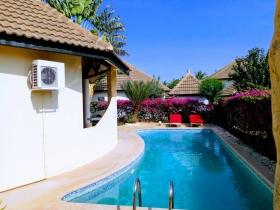 Belle villa meublée F4 en résidence à louer à Saly  A louer à Saly une belle villa meublée en résidence comprenant 3 chambres climatisées, salon, salle à manger, cuisine équipée, wifi, TV canal, piscine, femme de ménage, gardiennage. Prix 800 000 FCFA/mois 
Contact 777504350