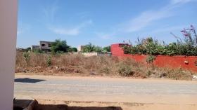 Terrain de 1200 mètres carrés à vendre à Somone Sénégal Terrain de 1200 mètres carrés à vendre à la Somone 
En face de la Lagune 
En bordure de route
À 5 minutes de la plage en voiture
Zone calme
Quartier résidentiel
accès facile 
Eau et électricité disponibles 
Type de papier : délibération 
Commerces et services à proximité 
Péage à 10 minutes en voiture 
Dakar à 45 minutes 
Bon pour projet à usage d’habitation ou d’investissement immobilier 
