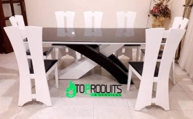 Table à manger avec 8 chaises Table à manger en bois laqué de dimension 2 m de longueur et 1 m de largeur avec 8 chaises ; couleur blanc noir