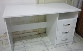 Tables de bureau t5 Tables de bureau simple + tiroir disponible chez Top Produits et Services à partir de 65.000f et plus selon la taille et modèle.

Livraison partout à Dakar.

Contactez-nous au besoin 