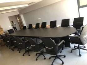 Table de réunion (4-30 places)  Offrez-vous une magnifique table de réunion de chez Inovmeuble à partir de cent quatre-vingt mille. 

Les prix varient en fonction du modèle et du nombre de place.

Livraison et montage gratuit dans la ville de Dakar.