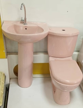 Lavabo lavabo et chaise anglaise avec robinet disponible