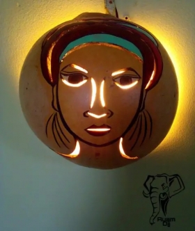 Lampe en calebasse Modèle : Femme de valeur  ☺️
Femme de valeur, une force de caractère qui me montre le chemin.