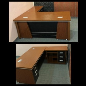 Tables de bureau Table bureau directeur.
Bureau + retour + caisson mobile.