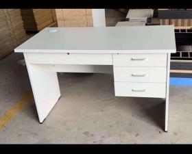 TABLE DE BUREAU LJT Table de bureau disponible chez TOP PRODUITS ET SERVICE à partir de quatre vingt cinq mille francs;1m20.
Livraison et montage gratuits dans la ville de DAKAR .
Contactez nous dès maintenant .