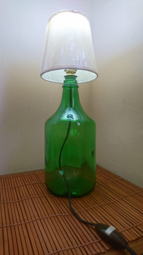 Lampe abat-jour en verre Jolie lampe abat-jour neuve avec socle en verre de couleur verte venant de France.L