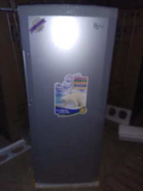 réfrigérateur Réfrigérateur Frigo bar capacité 125 Litres: / 110 litre original tout neuf dans son carton. Trois tiroirs + congélateur ne consomme pas beaucoup d