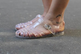 Sandales en plat Des Sandales en plastique disponible 