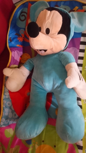 Peluche Mickey Mouse Grande et adorable peluche mickey mouse de couleur bleu ciel avec sa capuche qui peut s