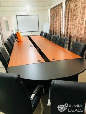 Table de réunion (4-30 places)  Offrez-vous une magnifique table de réunion de chez Inovmeuble à partir de cent quatre-vingt mille. 

Les prix varient en fonction du modèle et du nombre de place.

Livraison et montage gratuit dans la ville de Dakar.