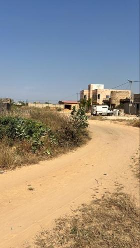 Terrain de 300 mètres carrés à vendre à Saly Sénégal Terrain  de 300 mètres carrés à vendre à Saly Aérodrome
Quartier résidentiel
En angle de rue
Type de Papier : délibération
Eau et électricité disponibles
Zone calme
Accès facile
Aéroport AIBD à 30 minutes
À 45 minutes de Dakar
Bon pour projet à usage d’habitation ou d’investissement immobilier
Prix: 10.000.000 de francs soit 15.267 euros
