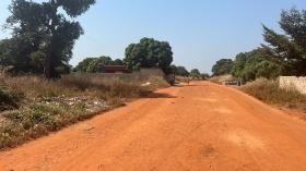 Terrain de 300 mètres carrés à vendre à Warang Sénégal Lot de 2 terrains de 300 mètres carrés à vendre à Warang
En bordure de route
Quartier : Sidy Bougou
Côté terre
Type de Papier : délibération
Eau et électricité disponibles
Zone  calme
Accès facile 
A 1 heure de Dakar
Bon pour projet à usage d’habitation ou d’investissement immobilier
Prix: 7.500.000 de francs soit 11.450 euros /parcelle
