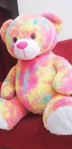 Nounours Teddy Multicolore  Adoptez Cette belle et adorable Peluche Ours multicolore,un compagnon câlin et réconfortant.Avec sa ses belles couleurs,son large sourire,son gros ventre et ses Yeux captivants vous allez sans doute  l