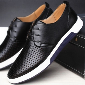 Chaussures en cuir couleur noire Chaussures en cuir souple à lacets. 
Couleur Noire perforé.
