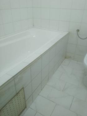 Chambre avec salle de bain à louer au virage  A louer au virage non loin de la brioche doree une chambre propre avec salle de bain, accès à la cuisine.  Prix 90 000 FCFA/mois 
