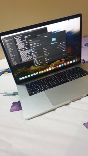 Mac book pro 2019 core i7 MacBook book Pro i7 2019 Ram 32go disque ssd 500go écran 16pouces 4k (3072×1920) Touche barre. Carte graphique Radeon Pro 5300M de 4go dédiée.