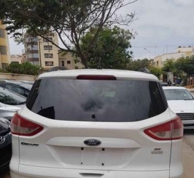 Ford escape Bonjour. A vendre ford escape, 2013, blanche, essence automatique, très propre et disponible au parking, à un prix abordable

