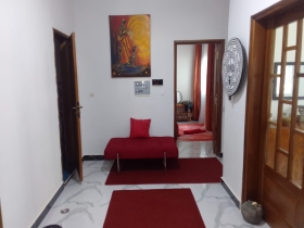 Studio meublé disponible aux Almadies Studio meublé disponible aux Almadies derrière king Fahd palace composé d