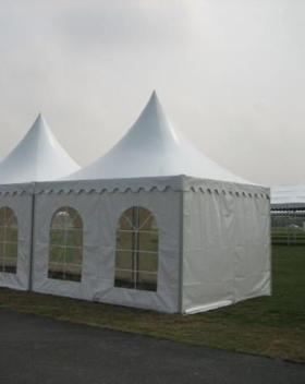 LOCATION JOURNALIERE DE TENTES ET BÂCHES A DAKAR 06 Des tentes et bâches de qualité pour vos événements (fêtes, mariage, foires, expositions et autres) : 
- Bâche 12m décoration 100 chaises 3 ventilateurs 300.000 f ;
- Bâche 8m décoration , 50 chaises vip. 2 ventilateurs 250.000 f ;