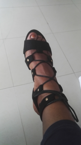 Chaussures femmes Chaussures nue pieds un peu compensé marque Stephan couleur noir et camel pour compléter votre habillement.POINTURE : 38_39_40_41