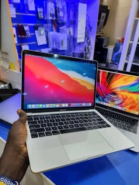 MacBook Pro Touchbar 2019 Core i5 Ram 16 gb disque dur SSD 256 gb 13 pouces. Facture plus garantie 06 mois livraison 2000