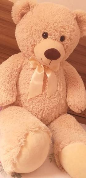 Nounours Geant Beige Belle et adorable peluche ours  géante pour faire plaisir à votre enfant,ami(e) ou cheri(e).l’avantage de cette grande peluche,c’est qu’elle pourra être offerte en cadeau à tous.un enfant sera surpris de recevoir un si voir plus grand que lui,que ce soit un garçon ou une fille.elle pourra aussi faire la joie des adultes pour décorer la chambre.
pour les adolescents,ils adoreront cette peluche géante,car ce sera un compagnon pour se détendre et pour se reposer.ce sera un coussin et un oreiller idéal pour une parfaite détente.alors n