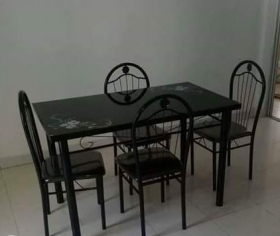  Table à manger Bonjour , je vends une table à manger avec 4 chaises en fer forgé et verre en parfait état. merci de me contacter.
