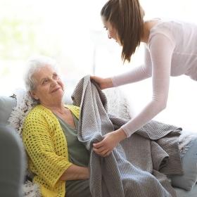 Aide pour personne âgée (une vieille)