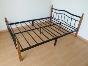 Des lits en fer forgé  Des lits en fer forgé 2 et 3 places disponibles.
Veuillez nous contacter pour plus d